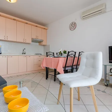 Appartement Helles Nur 430 Meter Zum Mit Meerblick, Garage, Waschmaschine Crikvenica
